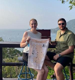 一男一女坐在桌边，手里拿着一张地图