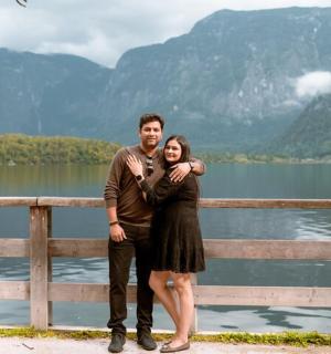 一男一女站在湖边