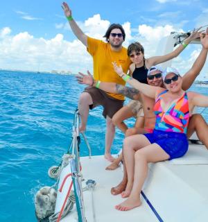 一群人坐在水中的船上