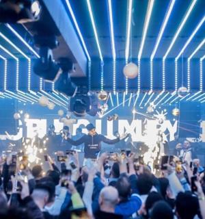 房间里一群人举手