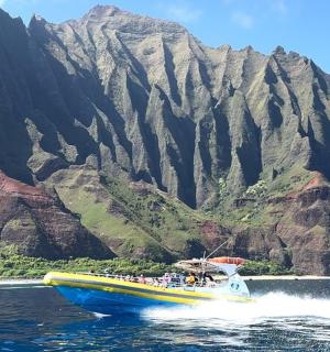 水中的小船，背景是一座山