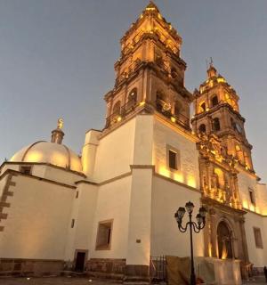 velká budova s hodinovou věží na vrcholu