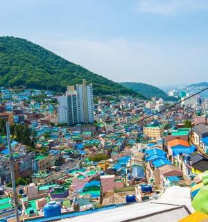 一座绿巨人雕像矗立在城市之巅