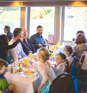 一群人坐在餐厅的桌子旁