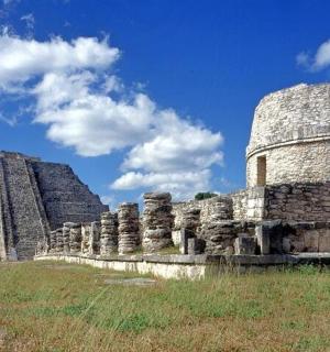 en pyramide og en bygning med en blå