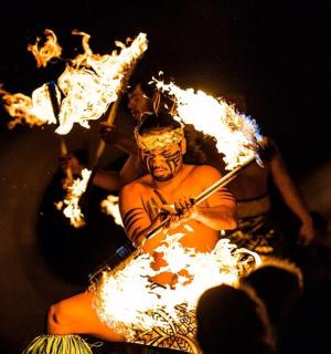 一名身穿消防服、手持雨伞的男子