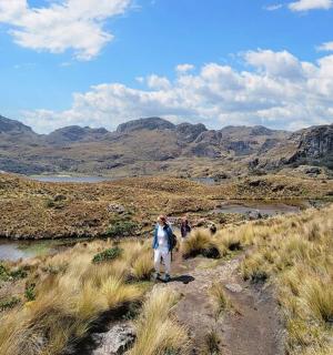 一群人在山路上行走