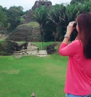 一名女子正在拍摄废墟