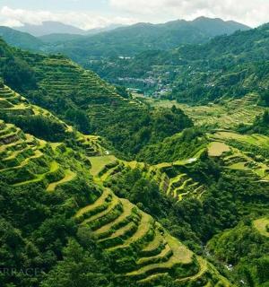 俯瞰山谷和青山