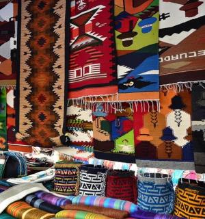 výstava různých typů kravat na zdi