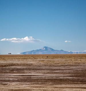 一片广阔的田野,背景是一座山