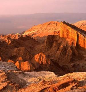 沙漠与岩石和山脉的景色