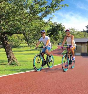 两个人在公园小路上骑自行车