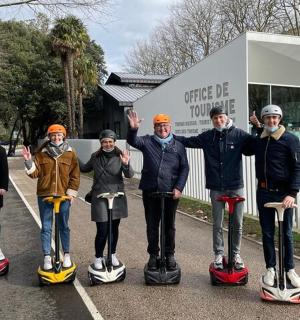 un gruppo di persone in piedi sui pattini a rotelle davanti a un edificio