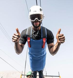 一名戴着头盔的男人竖起了大拇指