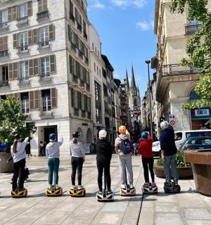 城市街道上一群人踩着滑板