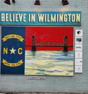 nástěnná malba na straně budovy s mostem