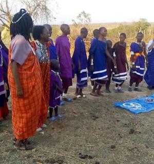 一群小孩站成一排