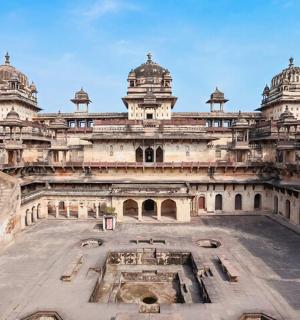 一座顶部有圆顶的大楼