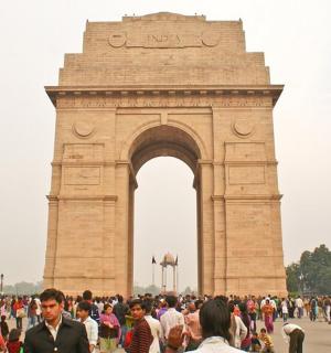 一群人站在纪念碑前