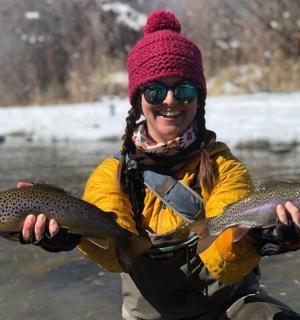 一名妇女手里拿着一条大鱼