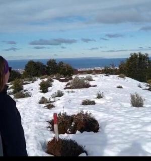 一男一女站在白雪皑皑的山顶上
