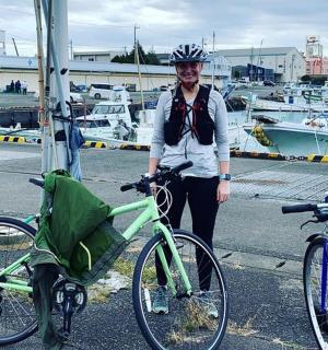 一名男子站在两辆自行车旁边