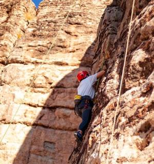 一名男子正在攀爬岩壁