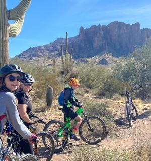 grupp inimesi, kes sõidavad kõrbes jalgratastega