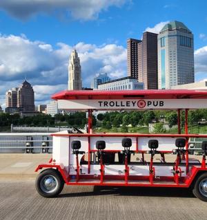 一辆红白相间的餐车,配着一把红伞