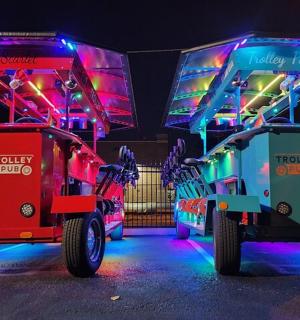 两辆垃圾车并排停放