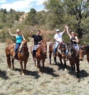 一群人在田野里骑马