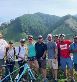 一群人在山上摆姿势拍照