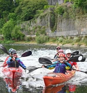 skupina lidí v kajacích na řece