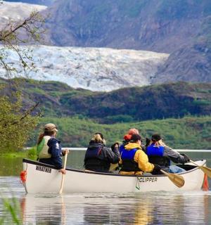 skupina lidí v lodi na jezeře