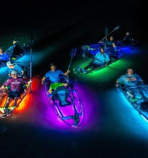 一群人在黑暗中划皮划艇