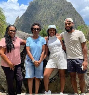 一群人站在一座山前