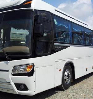 一辆白色巴士停在停车场