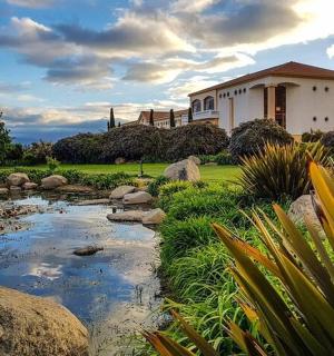 院子前有池塘的房子