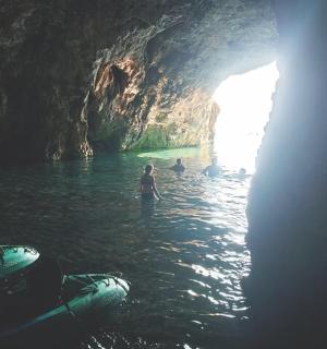 eine Gruppe von Menschen im Wasser in einer Höhle