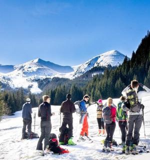 一群人站在雪山上