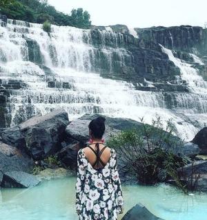 站在瀑布前的女人