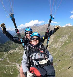 两个人在山上骑降落伞