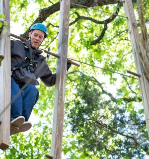 一名男子正在爬树