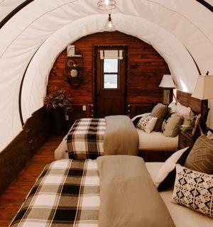 obývací pokoj s klenutým stropem a pohovkou