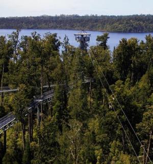 一列火车在河上的吊桥上