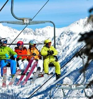 一群人坐在滑雪缆车上