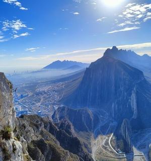 eine Person, die am Rand eines Berges steht