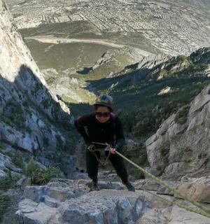 en man drar i ett rep på ett berg