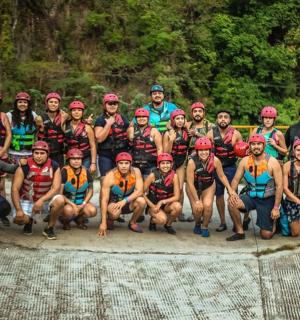 一群人在桥上摆姿势拍照